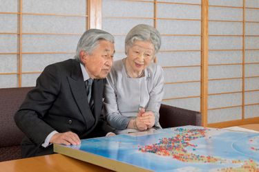L&#039;impératrice Michiko du Japon avec l&#039;empereur Akihito regardent les lieux qu&#039;ils ont visités au Palais impérial à Tokyo, le 10 octobre 2018