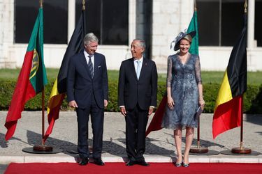 La reine Mathilde et le roi des Belges Philippe avec le président portugais Marcelo Rebelo de Sousa à Lisbonne, le 22 octobre 2018
