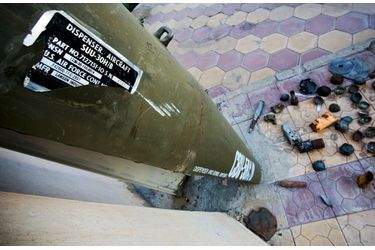 Dans le centre de déminage de Sanaa, vue plongeante sur une bombe à fragmentation saoudienne. Made in USA...