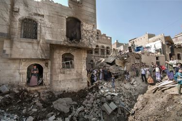 A Sanaa, la capitale, dur réveil après une frappe nocturne. Le 11 novembre, près du ministère de la Défense, on découvre les destructions et on scrute le ciel.