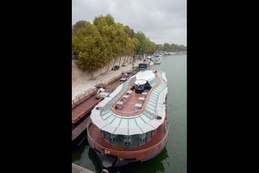 Amarré au port Debilly, le premier bateau-restaurant parisien 100 % électrique a été conçu par Ducasse Paris, en association avec Citysurfing et la Caisse des dépôts.