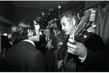 Octobre 1969. A Bobino, dans la loge de Georges Brassens qui va entrer en scène.