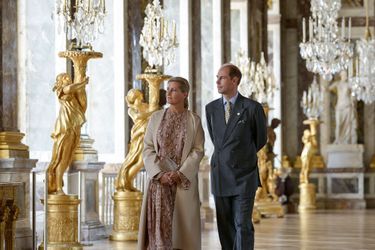 La comtesse Sophie de Wessex et le prince Edward visitent la galerie des Glaces à Versailles, le 1er octobre 2018