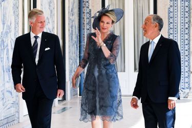 La reine Mathilde et le roi des Belges Philippe avec le président portugais Marcelo Rebelo de Sousa à Lisbonne, le 22 octobre 2018