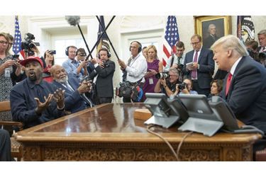 Meute de journalistes dans le bureau Ovale pour une mise en scène inédite. Donald Trump n’y reçoit pas un chef d’Etat mais le rappeur Kanye West, en 2018.