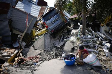 La catastrophe qui a frappé vendredi la localité de Palu, où vivent 350.000 habitants sur la côte occidentale des Célèbes, a aussi fait 61.867 déplacés.