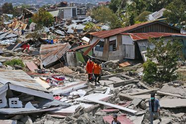 La catastrophe qui a frappé vendredi la localité de Palu, où vivent 350.000 habitants sur la côte occidentale des Célèbes, a aussi fait 61.867 déplacés.