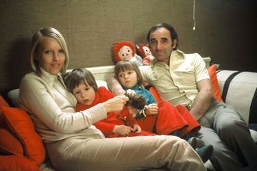 En famille en Suisse en 1974, Charles Aznavour, Ulla et leurs enfants Katia et Misha. 