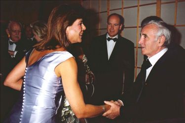 Charles Aznavour participe au Bal de la Croix Rouge à Monaco, en 2000, avec Caroline, Albert et Rainier. 