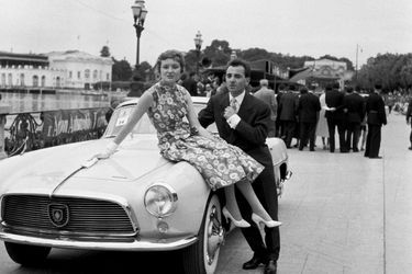 Charles Aznavour avec seconde femme Evelyne Plessis, à Enghien-les-Bains en 1956. 