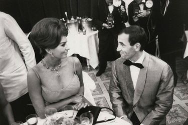 Lors du Festival de Cannes, en 1961, le chanteur discute avec l&#039;actrice italienne Sophia Loren. 