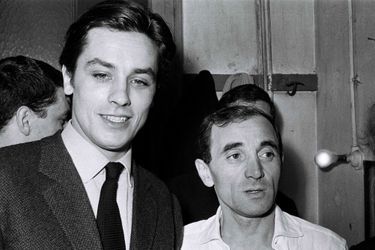 Alain Delon et Charles Aznavour, avant un concert du chanteur à l&#039;Olympia, en 1962.