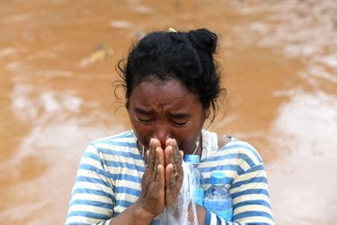 Au-delà de cette belle histoire, des villageois en colère accusaient vendredi les autorités laotiennes de minimiser le bilan des victimes (27 morts), au quatrième jour des recherches pour retrouver des dizaines de disparus.