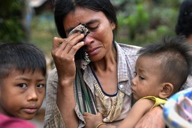 Au-delà de cette belle histoire, des villageois en colère accusaient vendredi les autorités laotiennes de minimiser le bilan des victimes (27 morts), au quatrième jour des recherches pour retrouver des dizaines de disparus.