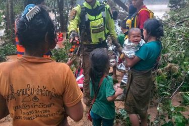 L’enfant était resté coincé, avec sa mère, dans une cabane cernée par les eaux boueuse libérées par l&#039;effondrement d&#039;un barrage au Laos.