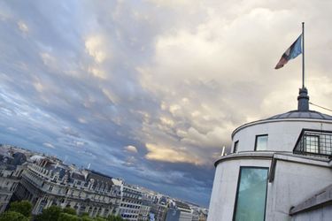 Pavillon LV au sommet de la Maison Louis Vuitton des Champs Elysées à Paris.