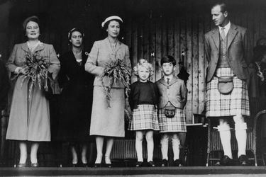 La princesse Anne avec son grand frère le prince Charles, leurs parents, leur grand-mère la Queen Mum et leur tante la princesse Margaret, le 9 septembre 1955