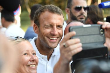 Accompagné de son épouse Brigitte, le président de la République Emmanuel Macron a pris un bain de fou au pied du fort de Brégançon (Var), mardi soir.