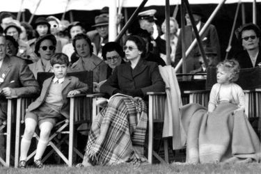 La princesse Anne avec son grand frère le prince Charles et leur mère la reine Elizabeth II, le 14 mai 1955