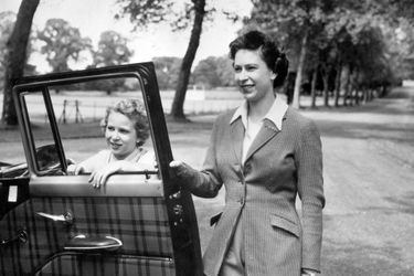 La princesse Anne avec sa mère la reine Elizabeth II, le 5 novembre 1959