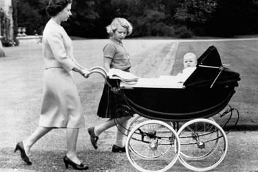 La princesse Anne avec sa mère la reine Elizabeth II et son petit frère le prince Andrew, le 8 septembre 1960