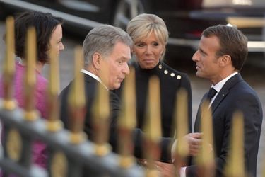 Emmanuel et Brigitte Macron accueillis mercredi par Sauli Niinisto et sa femme Jenni Haukio au palais présidentiel d'Helsinki. 