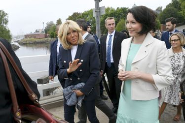 Jenni Haukio et Brigitte Macron visitent la forteresse maritime de Suomenlinna. 