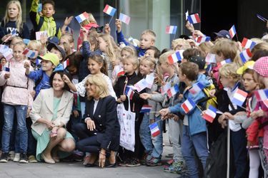 Entourées d'enfants, les Premières dames Jenni Haukio et Brigitte Macron visitent le New Children's Hospital à Helsinki. 