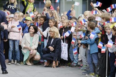 Entourées d'enfants, les Premières dames Jenni Haukio et Brigitte Macron visitent le New Children's Hospital à Helsinki. 