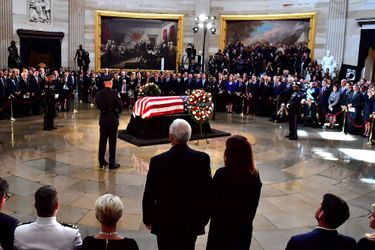 Trois présidents des Etats-Unis, mais pas Donald Trump, ont assisté aux funérailles nationales de John McCain, samedi à Washington.