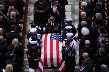 Trois présidents des Etats-Unis, mais pas Donald Trump, ont assisté aux funérailles nationales de John McCain, samedi à Washington.