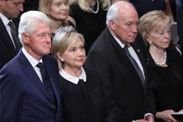 Trois présidents des Etats-Unis, mais pas Donald Trump, ont assisté aux funérailles nationales de John McCain, samedi à Washington. Ici, Bill Clinton et son épouse Hillary.