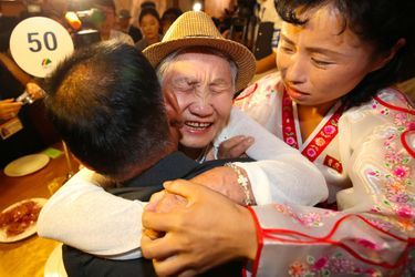 D'émouvantes réunions de familles séparées depuis la guerre ont eu lieu entre des Nord et Sud-Coréens en Corée du Nord, le 20 août 2018.