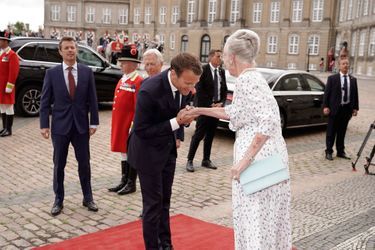 Emmanuel Macron reçu sur le perron du palais d'Amalienborg par la reine Margrethe II