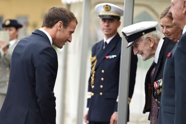 Emmanuel Macron salue Evald Brinck , vétéran de la Seconde Guerre mondiale. 