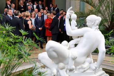 Emmanuel et Brigitte Macron admirent les oeuvres du Ny Carlsberg Glyptotek, mercredi.