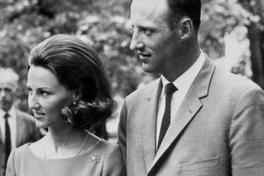 Harald et Sonja posent pour les photographes dans les jardins du palais royal d'Oslo, le 21 août 1968, une semaine avant leur mariage.