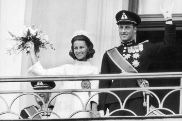 Harald et Sonja célébrant leur mariage au balcon du palais royal d'Oslo, le 28 août 1968.