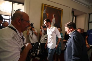 Hugo Lloris arrive pour une conférence de presse à l'hôtel de ville de Nice.