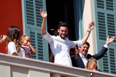 Hugo Lloris au balcon de l'hôtel de ville de Nice, avec son épouse Marine et leurs deux filles, ainsi que le maire de la ville, Christian Estrosi.