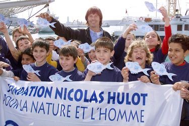 Nicolas Hulot, le 01 avril 1999 sur le port de Nice, entouré de lycéens dans le cadre du lancement officiel de la campagne nationale «SOS mer propre».
