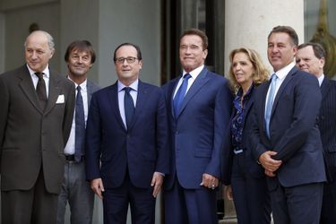 En octobre 2014, Laurent Fabius, ministre des Affaires étrangères, Nicolas Hulot, François Hollande posent avec Arnold Schwarzenegger venu parler climat à l'Elysée.