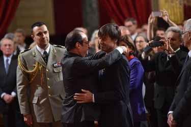 En décembre 2015, à l'occasion de la COP21, François Hollande décore Nicolas Hulot lors d'une cérémonie saluant l'engagement de personnalités dans la lutte contre le réchauffement climatique. 