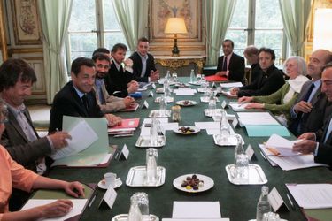 En mai 2007, le président de la République Nicolas Sarkozy participe à une réunion sur l'environnement et le développement durable avec Alain Juppe et des dirigeants d'ONG dont Nicolas Hulot. 