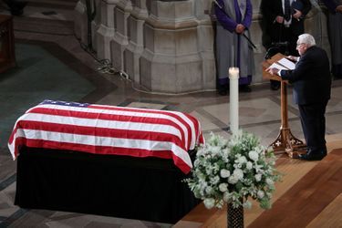 Trois présidents des Etats-Unis, mais pas Donald Trump, ont assisté aux funérailles nationales de John McCain, samedi à Washington. Ici Henry Kissinger.