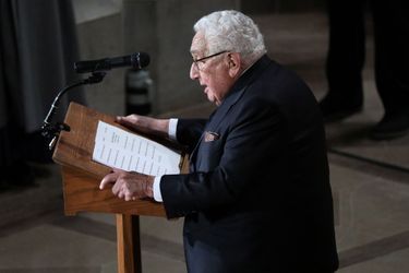 Trois présidents des Etats-Unis, mais pas Donald Trump, ont assisté aux funérailles nationales de John McCain, samedi à Washington. Ici Henry Kissinger.