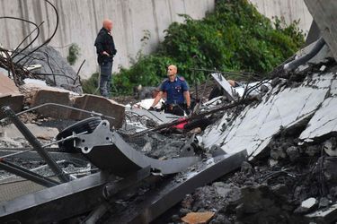 Les secours interviennent sur les lieux de l'effondrement, mardi à Gênes.
