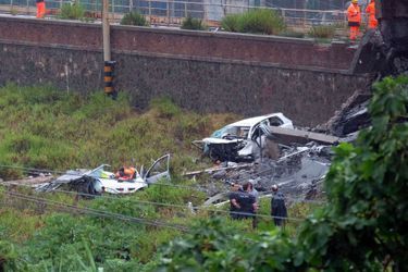 Des voitures écrasées en bas du pont Morandi, mardi à Gênes.