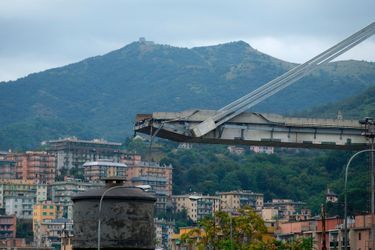 Le pont Morandi à Gênes après l'effondrement, mardi.