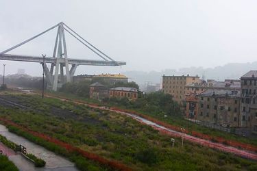 Le pont Morandi à Gênes après l'effondrement, mardi.